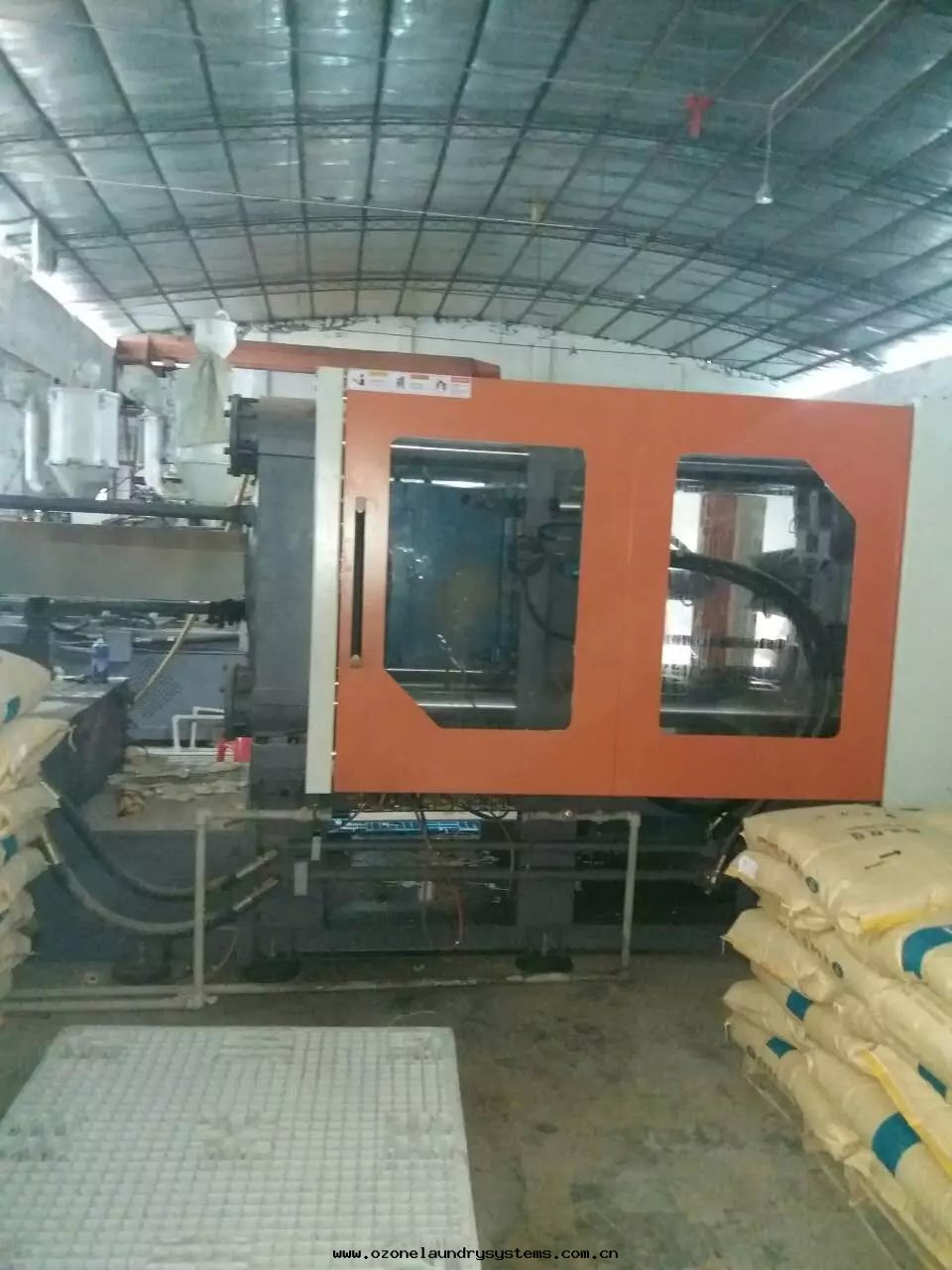 液壓注塑機(jī)可(kě)以(yǐ)使用(yòng)哪些(xiē)潤滑油